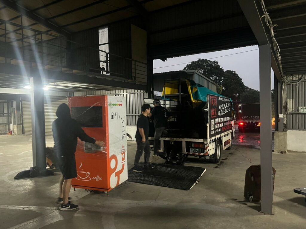 兩名工作人員在文件倉庫搬運疊高的紙箱,代客搬家辦公室文件遷移作業