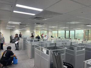 成傑搬家協助辦公室整批搬遷，工作人員在大辦公室安裝鋁框玻璃隔屏工作隔間