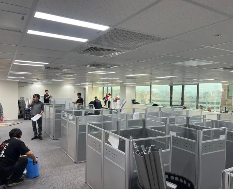 成傑搬家協助辦公室整批搬遷，工作人員在大辦公室安裝鋁框玻璃隔屏工作隔間