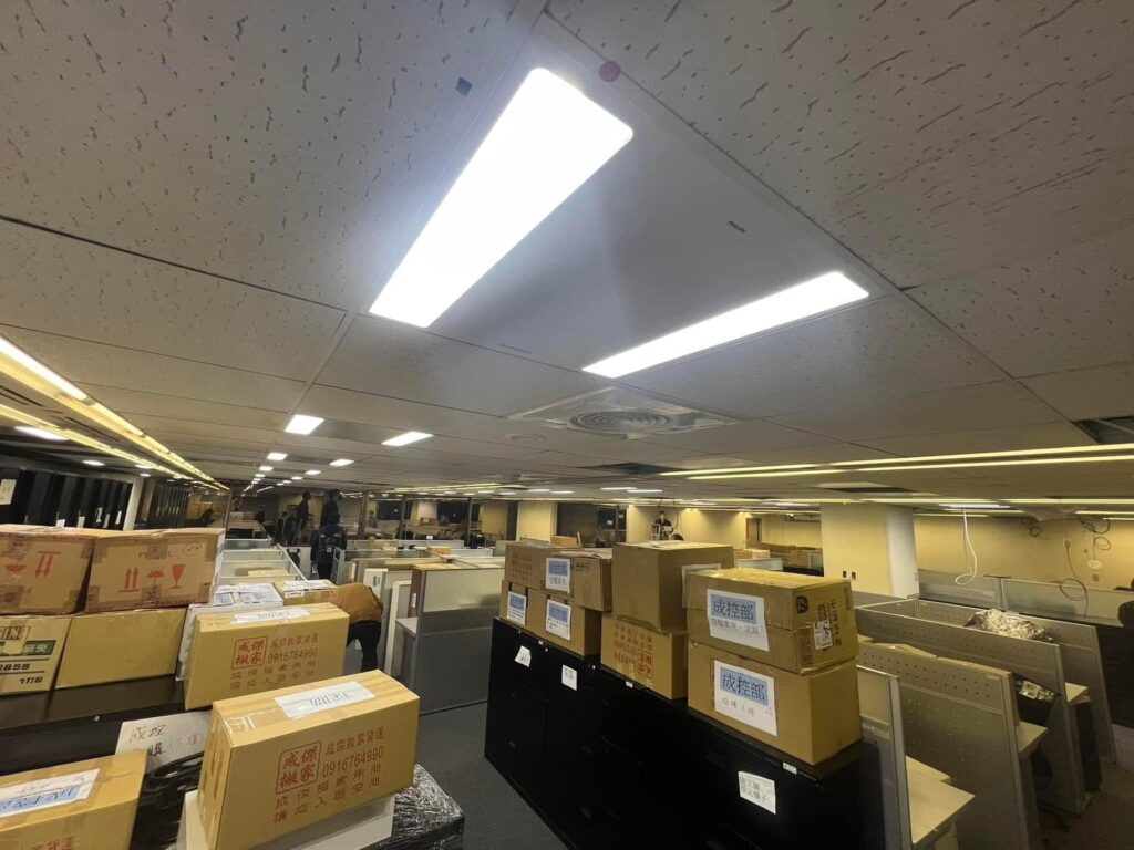 工作人員在寬敞辦公空間逐一排放成傑搬家品牌紙箱,代客搬家辦公室搬遷作業
