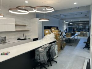 辦公室搬入前紙箱與電腦主機散落等待定位，成傑搬家辦公室搬遷現場