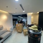 多名成傑搬家工作人員在辦公室內整理及移動紙箱,辦公室搬遷現場