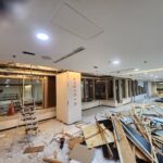大型商辦拆除現場地板堆滿木材裝潢廢料,搬家垃圾清運廢棄物處理進行中
