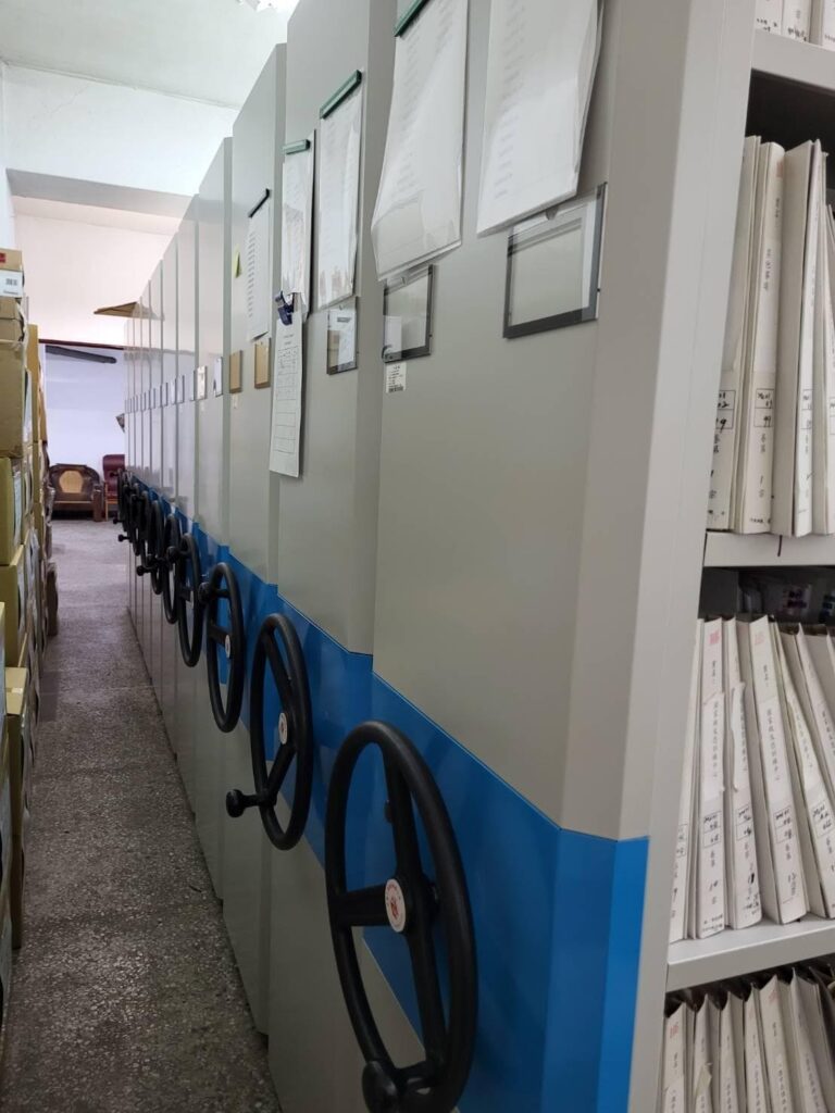 機構檔案室內一排灰藍色密集移動書架,成傑搬家代客搬運大型機關設備整體搬遷