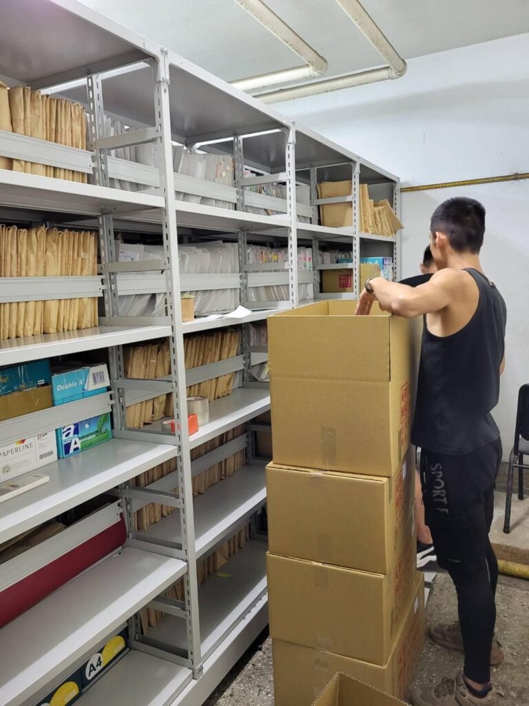 桌面展開家具安裝說明書,顯示層架組裝步驟,成傑搬家代客搬家後協助組裝