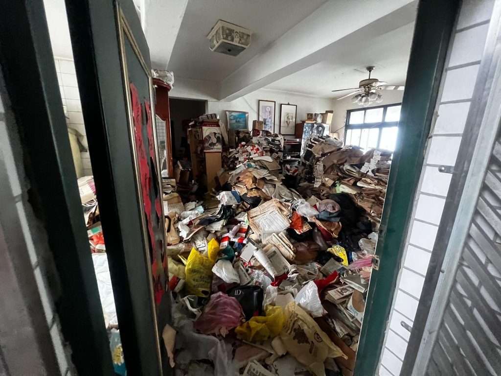 廢棄公寓房間堆積大量垃圾與生活雜物,成傑搬家執行搬家垃圾清運前的清屋現場