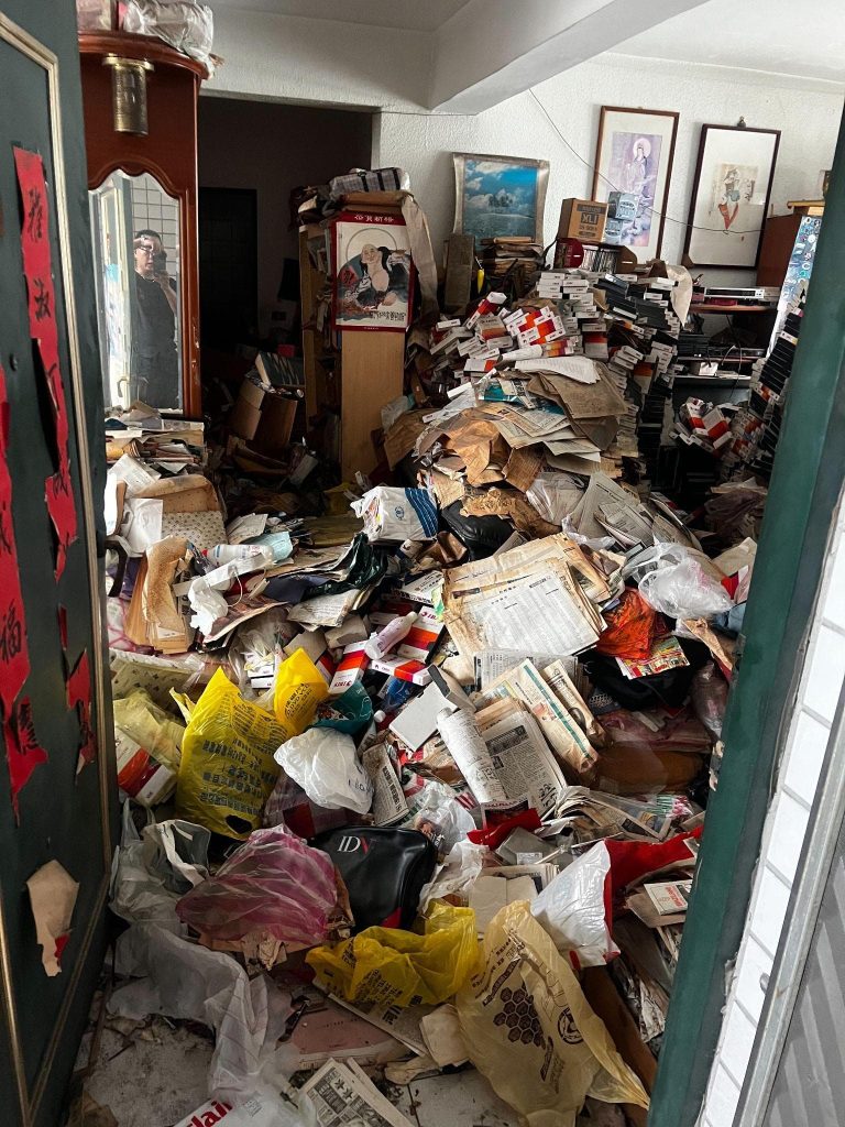 住宅廊道堆滿報紙塑膠袋等大量雜物,成傑搬家搬家垃圾清運待處理現場