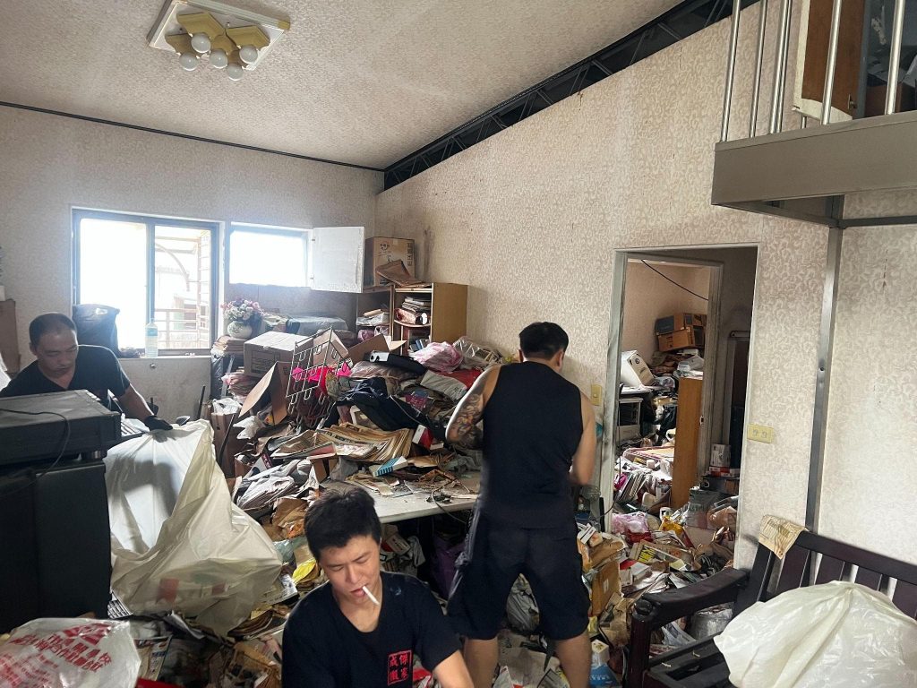 三名師傅在堆滿雜物的老舊房間進行清屋作業,搬家垃圾清運廢棄物處理到位
