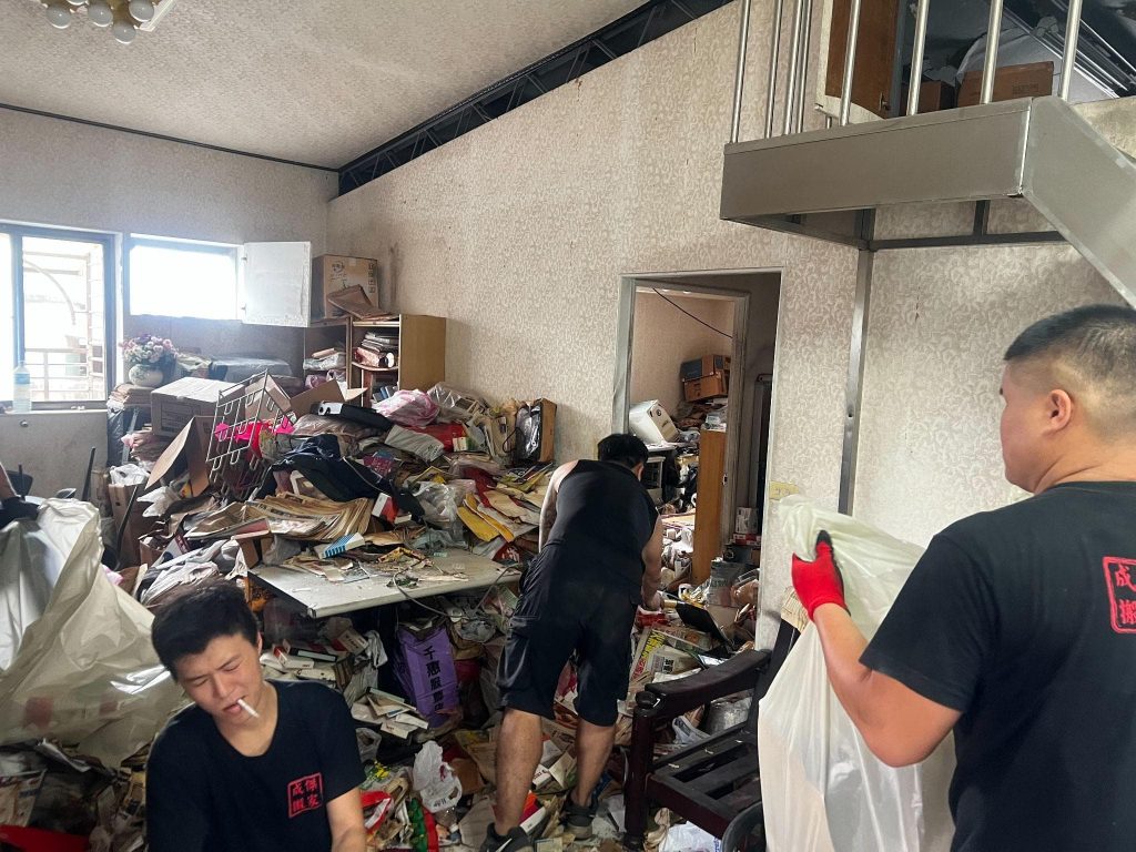 成傑搬家工作人員在垃圾堆積的舊居進行清屋作業,逐一清理雜物執行廢棄物處理