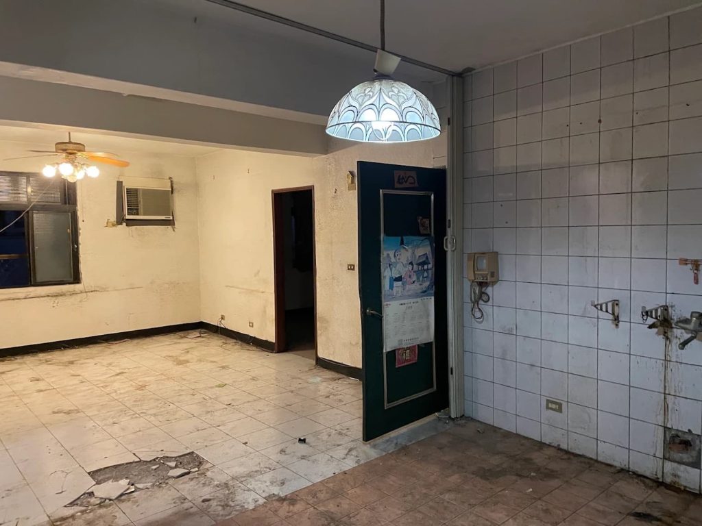 老舊住宅搬空後客廳地板破損剝落,成傑搬家廢棄物處理後的空屋清空現場