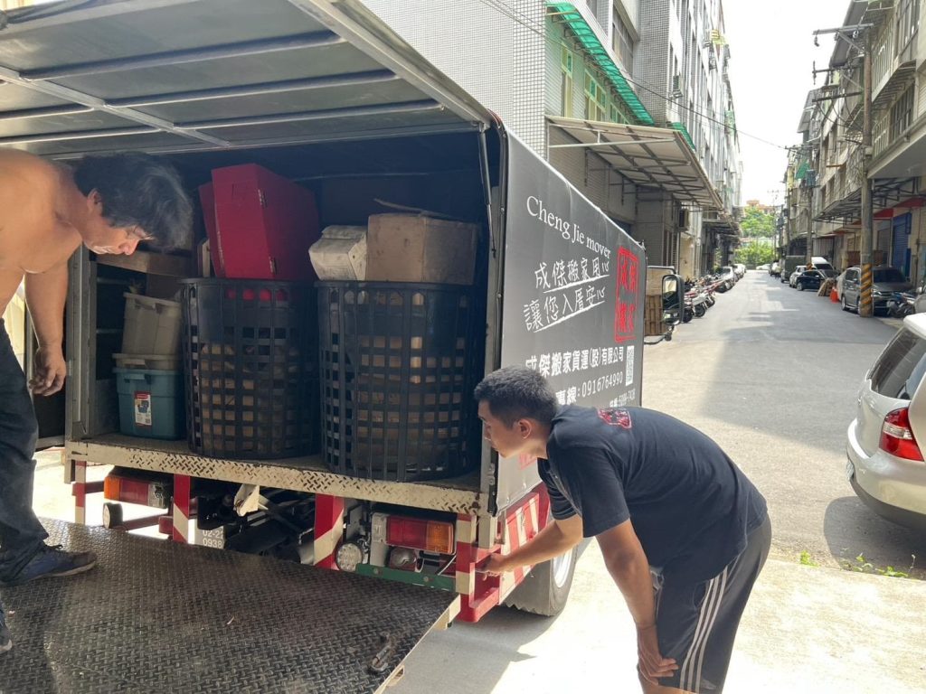 成傑搬家兩名工作人員在貨車尾板旁確認搬運籃，家庭搬家裝載前備料