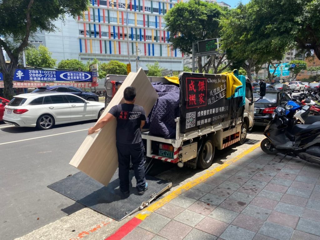 建築物旁空地堆放廢棄床墊木板等雜物，成傑搬家搬家垃圾清運廢棄物處理現場