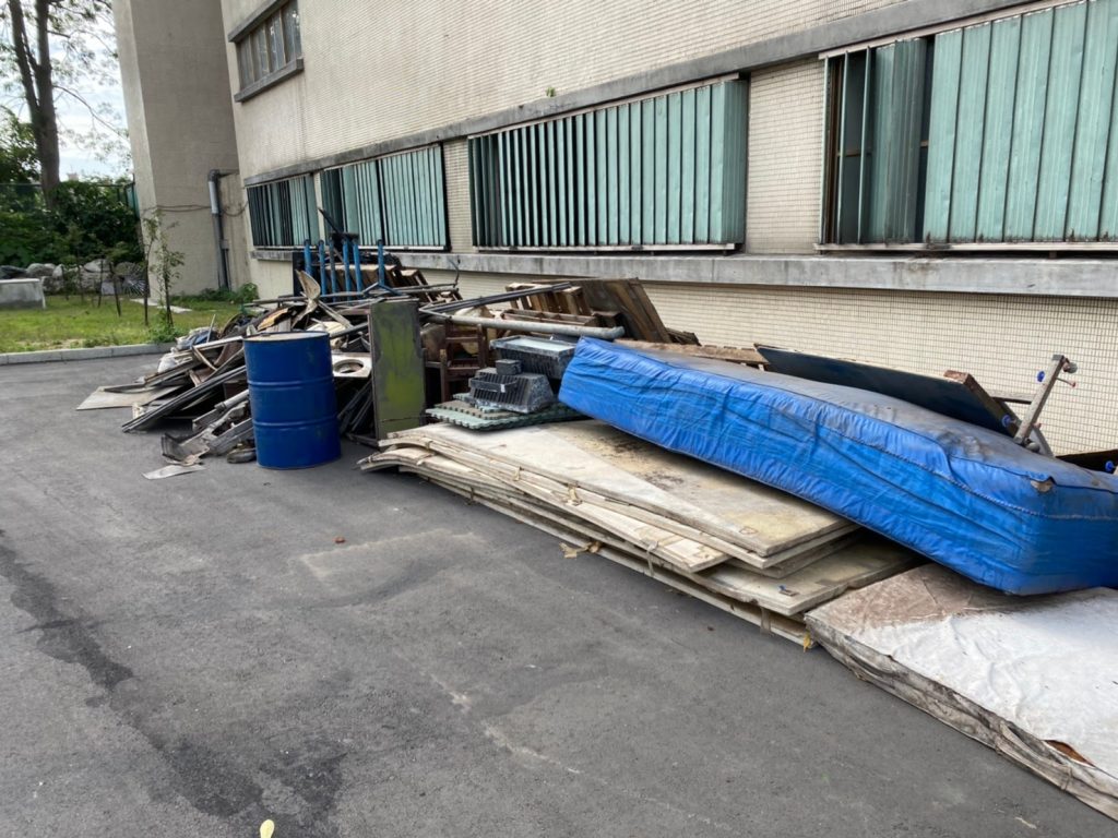 工人在新居房間組裝木色掀蓋式儲物床頭組件，成傑搬家代客搬家到府組裝服務