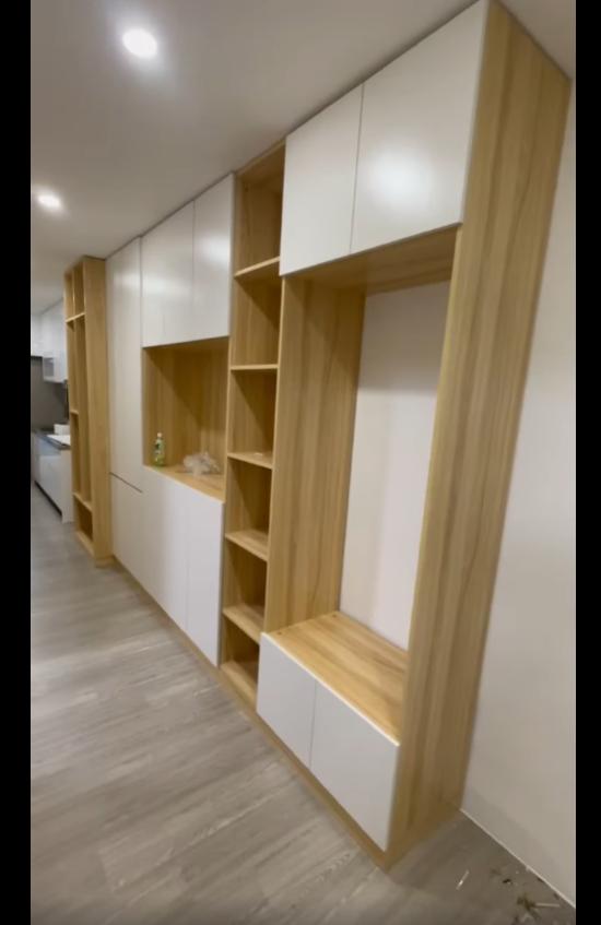 廢棄臥室木床架與地板堆滿空酒瓶與雜物，搬家垃圾清運廢棄物處理前的嚴重囤積現場